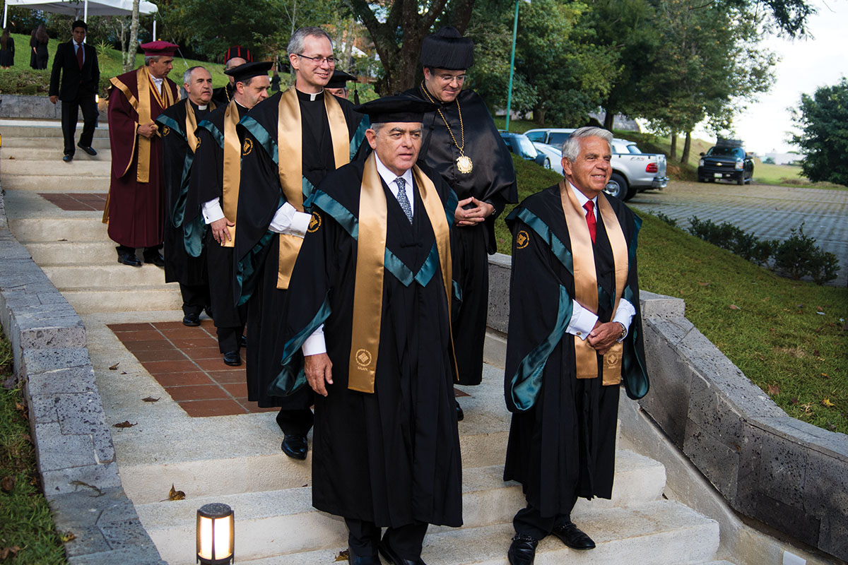 1 / 11 - La UAX otorga el primer Doctorado Honoris Causa al Excmo. Sr. Alfredo Chedraui Obeso