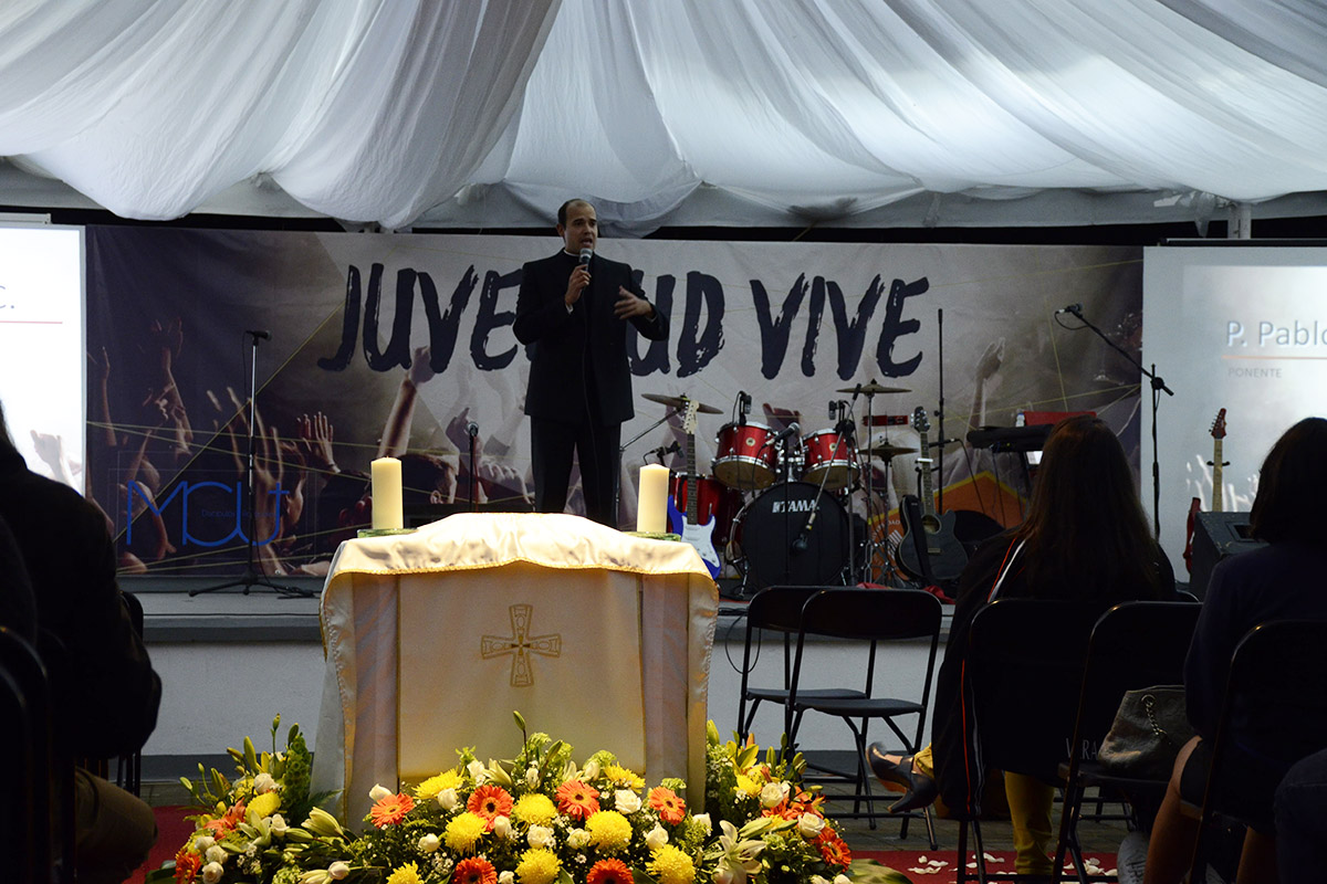 2 / 8 - Juventud Vive: testimonio vivo del amor de Cristo en los jóvenes