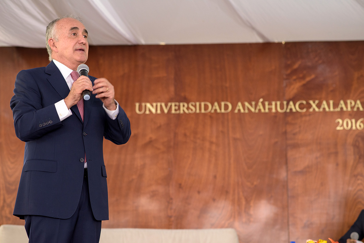 13 / 16 - Pedro Ferriz de Con imparte conferencia en la Anáhuac Xalapa