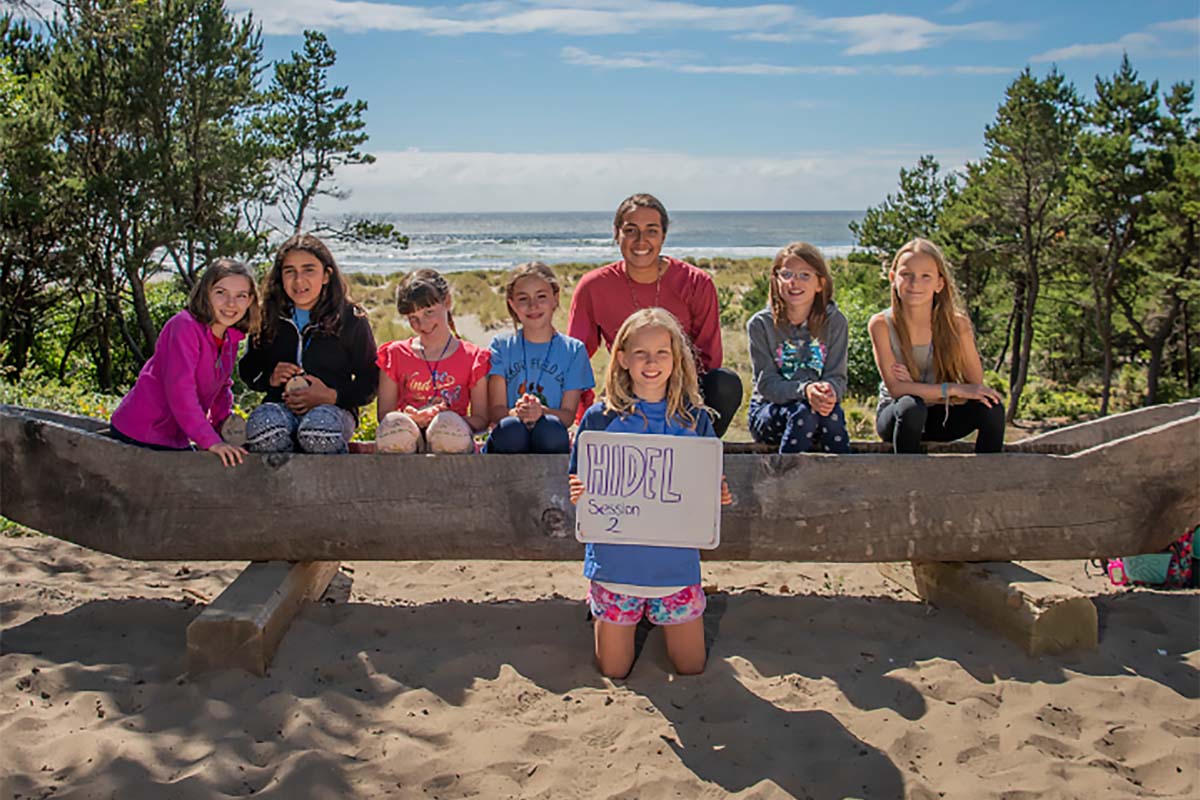 1 / 5 - Ileana con niñas del Camp Westwind en Otis, Oregon.