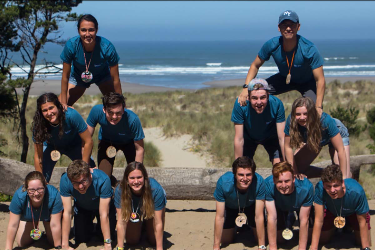 2 / 5 - Staff del campamento disfrutando un momento de integración.