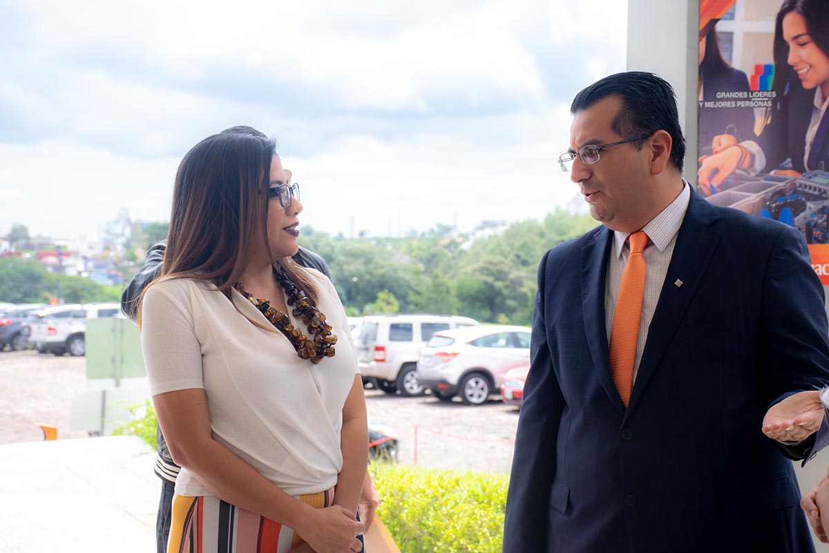 1 / 8 - El Mtro. Omar Torres Fernández recibió a la Lic. Lorena Piñón Rivera.