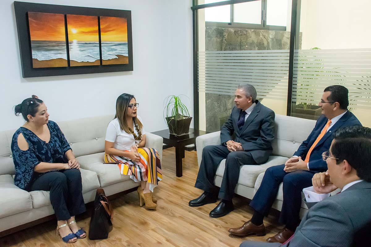 3 / 8 - Reunión de la Lic. Lorena Piñón Rivera con el Dr. Luis Linares Romero y autoridades académicas.