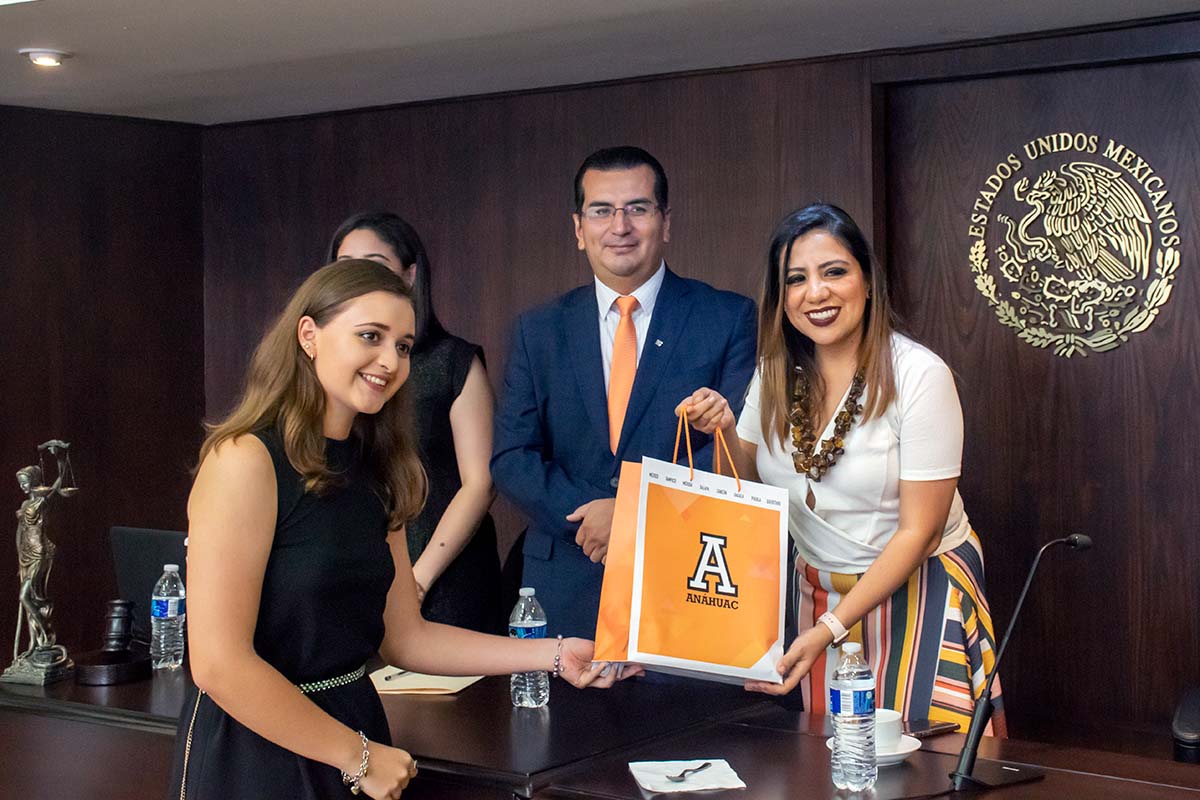 8 / 8 - Entrega de reconocimiento y presente a la Lic. Lorena Piñón Rivera.