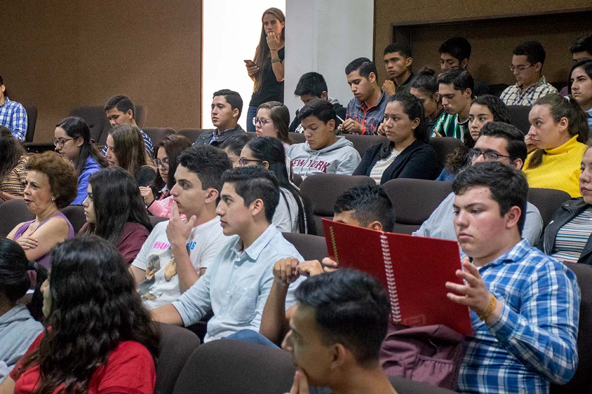 1 / 7 - Alumnos de nuevo ingreso de la Escuela de Economía y Negocios.