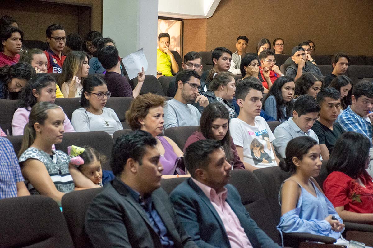 3 / 7 - Alumnos de nuevo ingreso de la Escuela de Economía y Negocios.