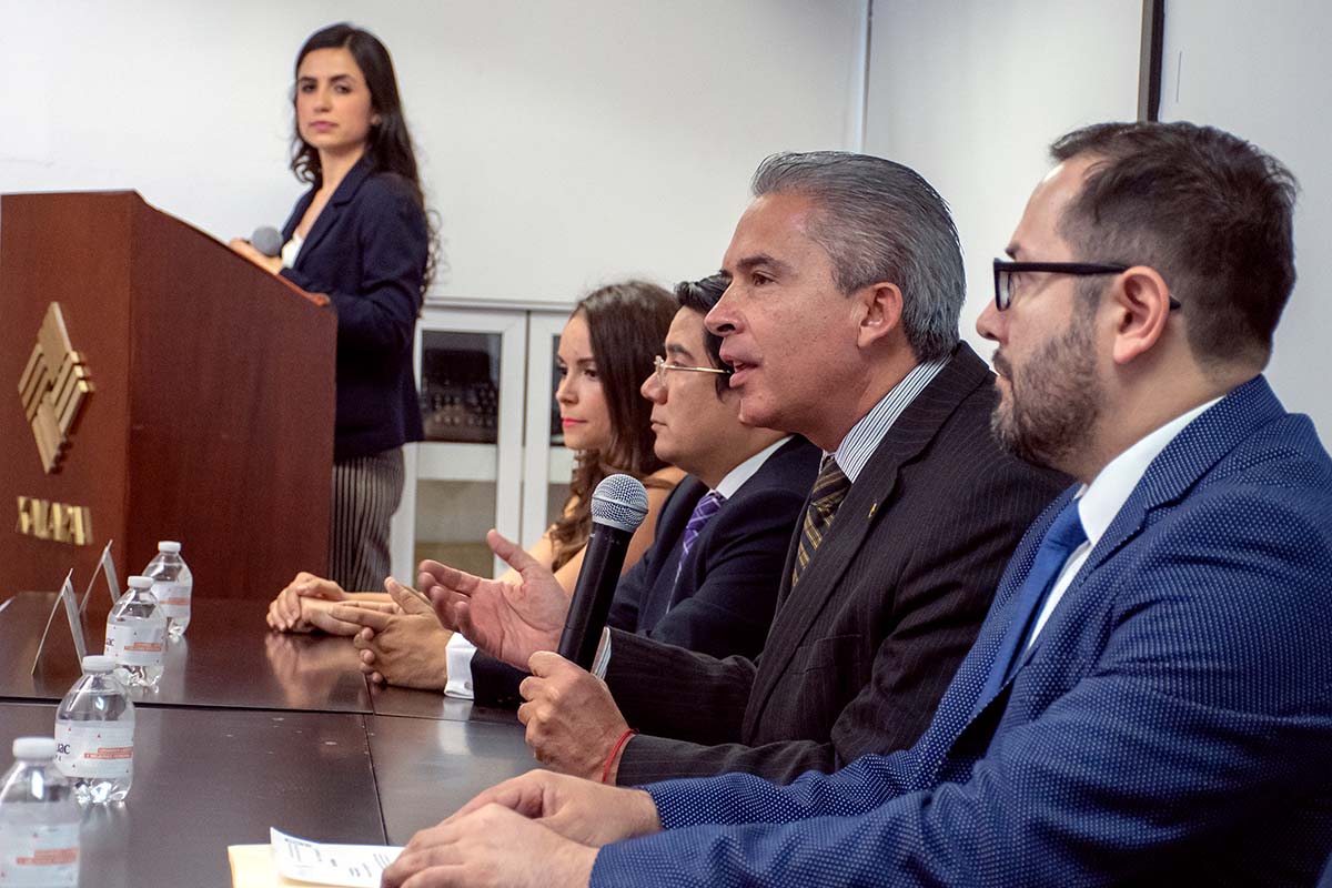 3 / 7 - El Dr. Luis Linares Romero brinda unas palabras a los invitados y asistentes.