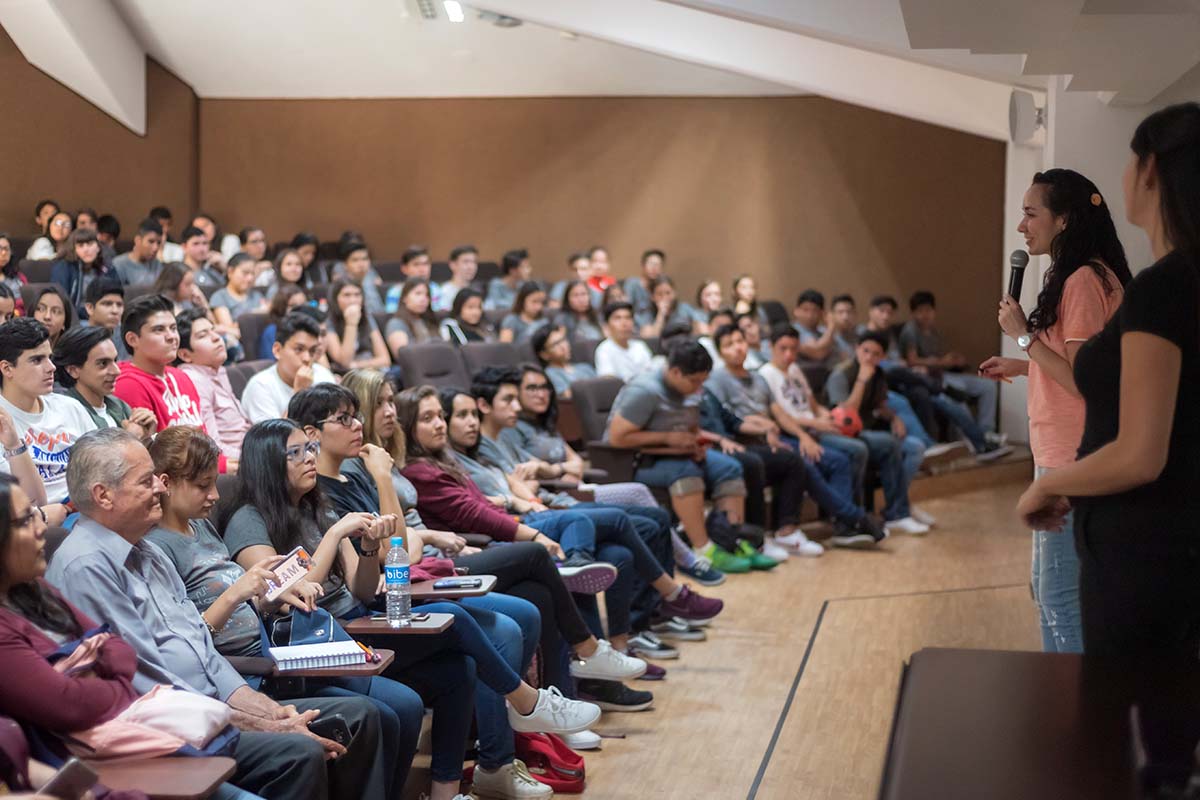 7 / 10 - Presentación de autoridades de Prepa Anáhuac.