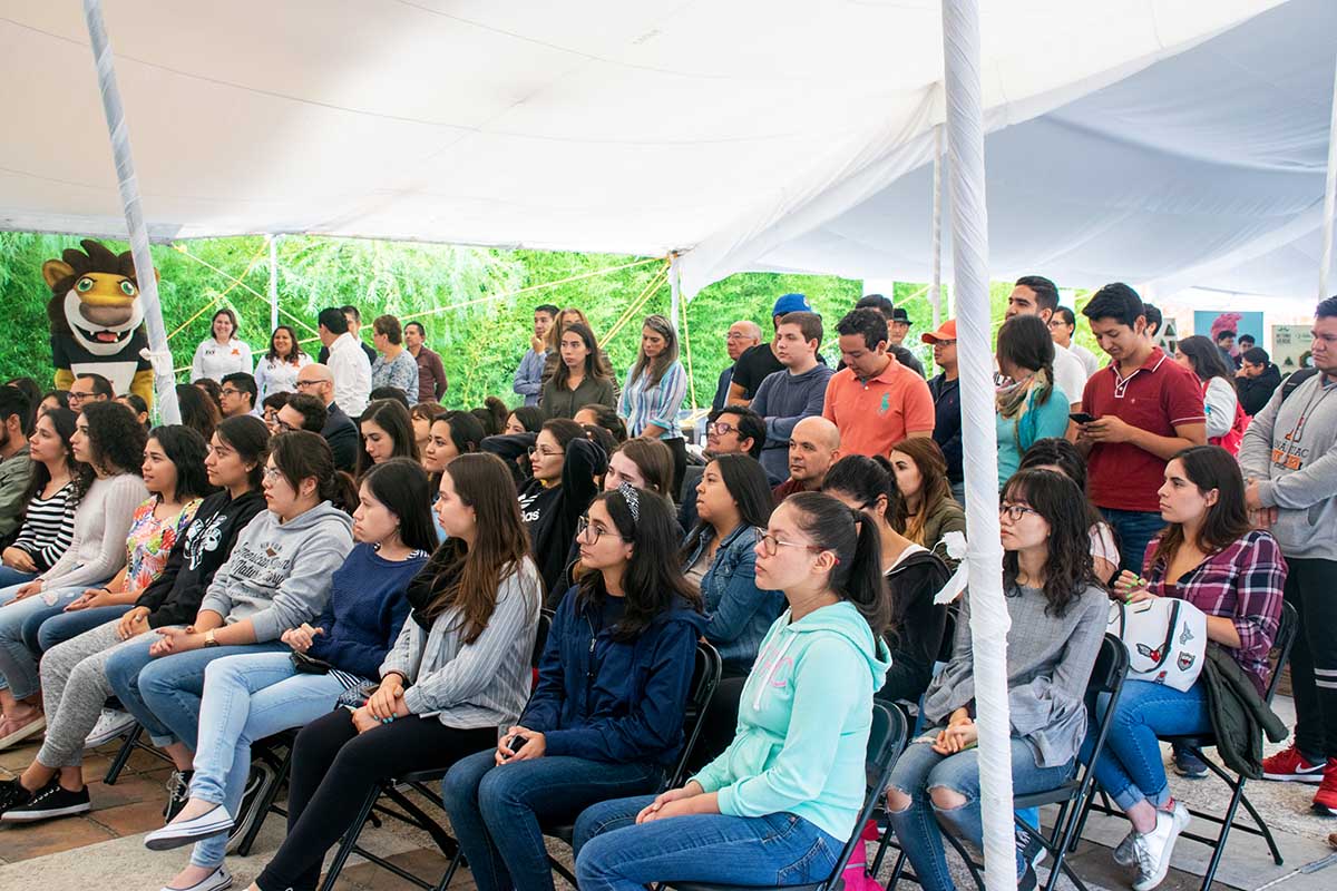 2 / 15 - Alumnos, profesores e invitados a la Feria.