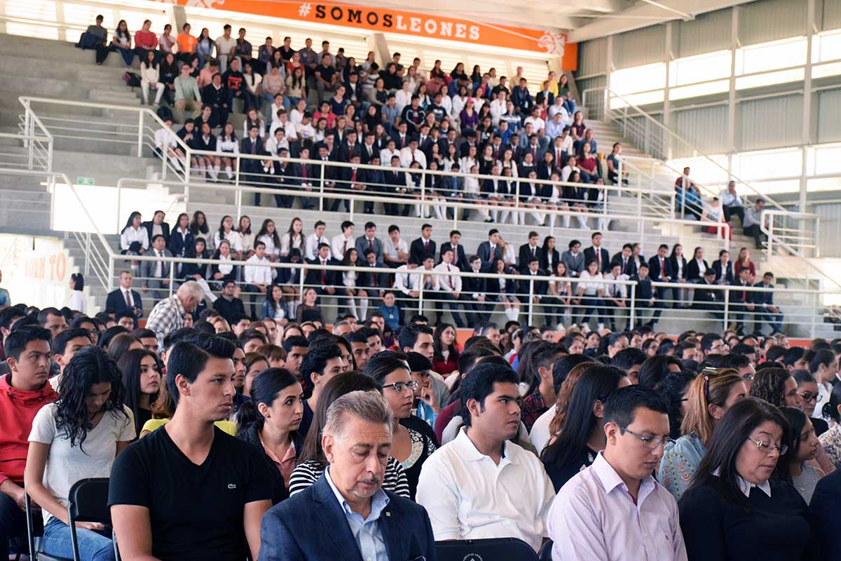 7 / 8 - La Comunidad Universitaria reunida en torno a este gran misterio de amor.