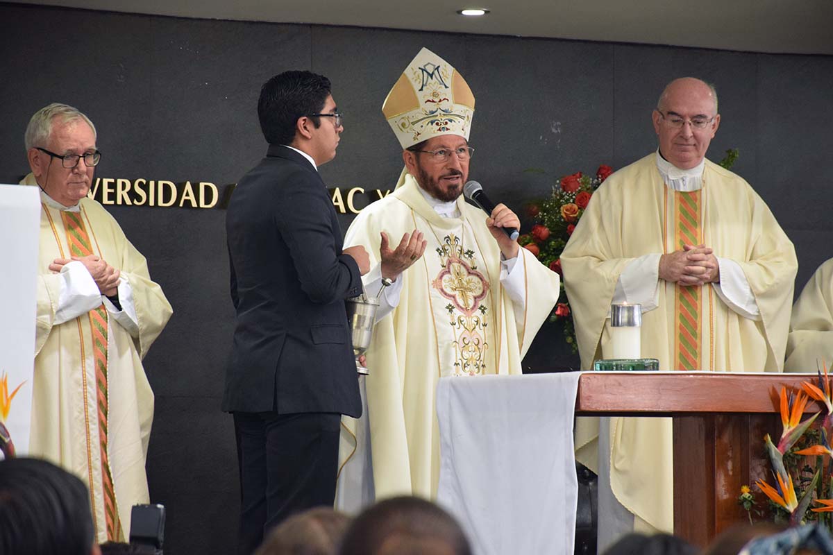 8 / 8 - El arzobispo de la Diócesis de Xalapa preside la ceremonia.