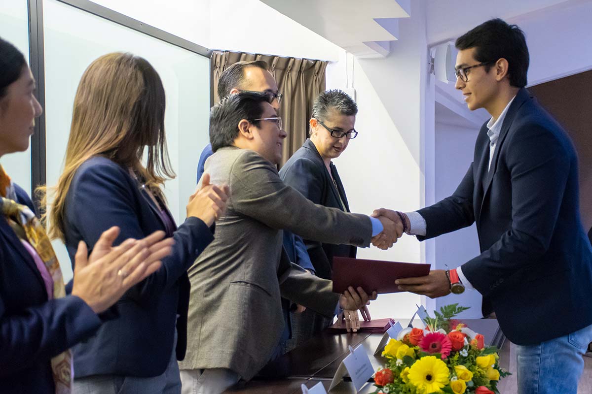 2 / 10 - Mtro. Elí Ricardo Marín Illescas entrega diploma.