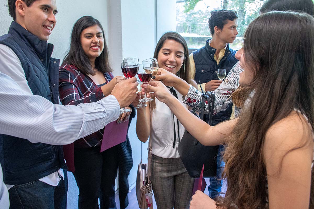 9 / 10 - Brindis de honor para alumnos y sus familiares.