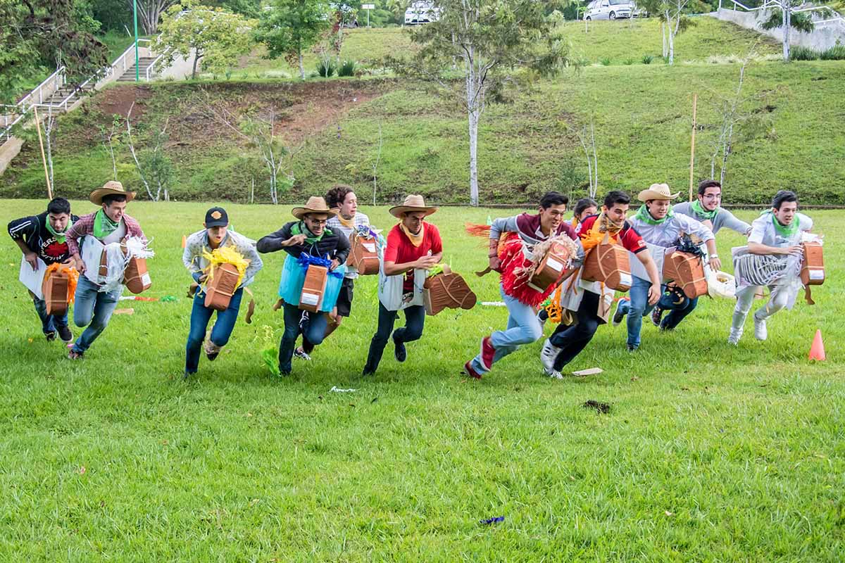 2 / 18 - Gran diversión en la carrera de caballos de cartón.