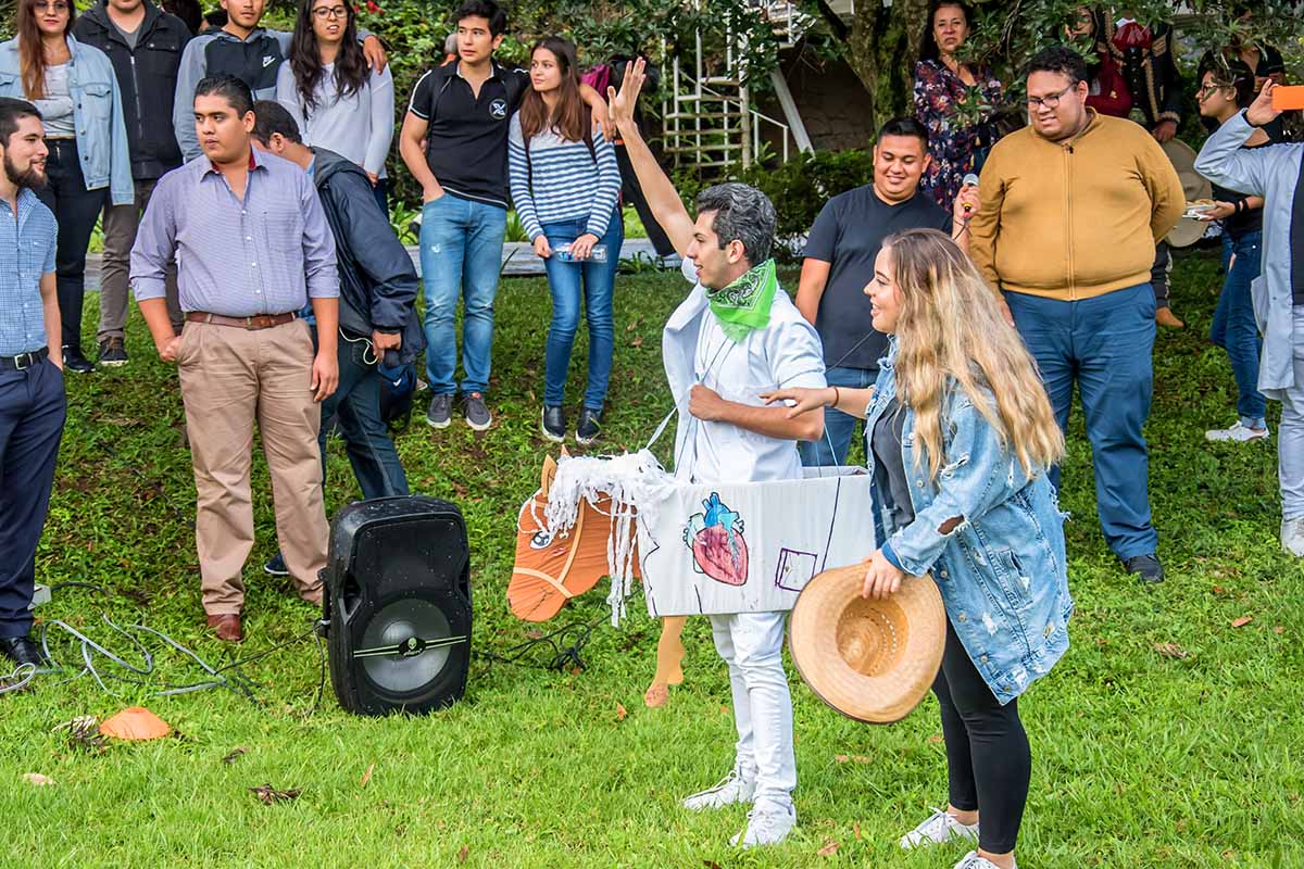 3 / 18 - Gran diversión en la carrera de caballos de cartón.