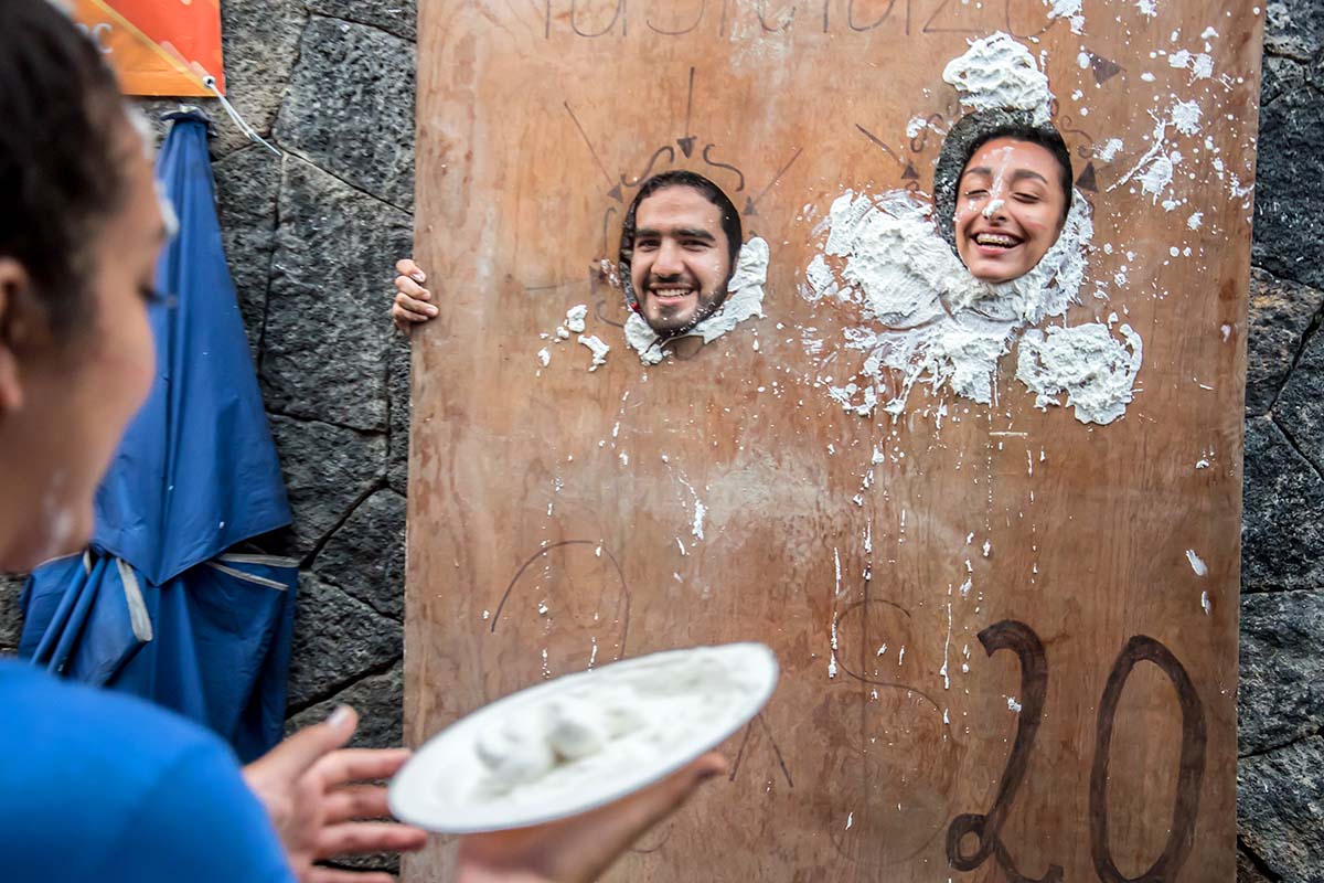 9 / 18 - Alumnos demostrando sus habilidades en juegos tradicionales.