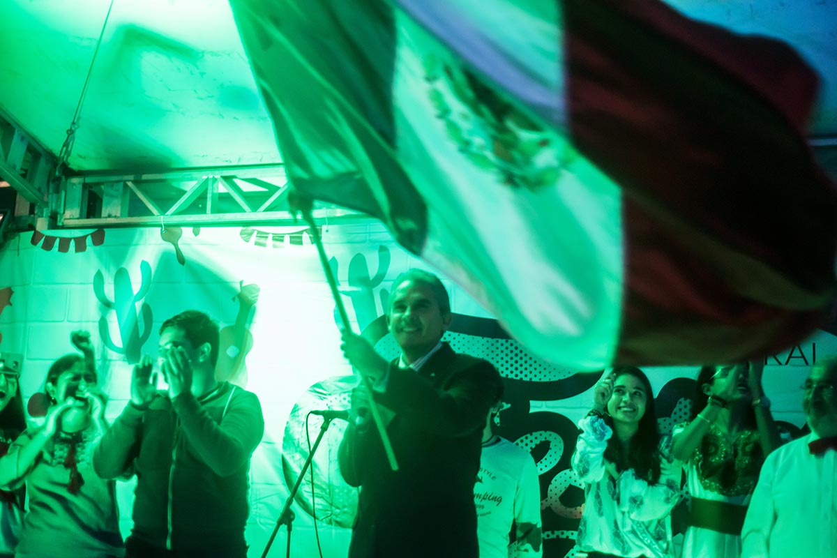 15 / 18 - El Dr. Luis Linares con el tradicional grito.