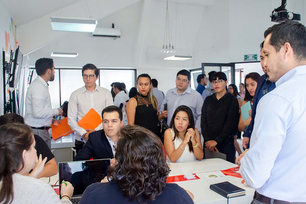 10 / 11 - Egresados y alumnos de último año interesados en las empresas participantes.