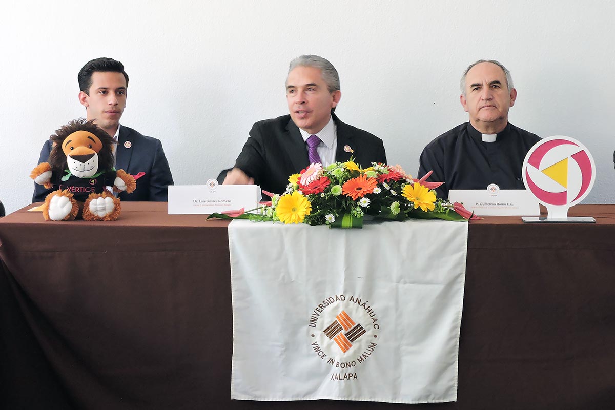 10 / 10 - Rector Dr. Luis Linares Romero y P. Guillermo Romo L.C., director de Formación Integral.