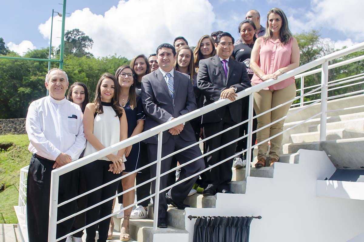 2 / 5 - Alumnos, profesores y autoridades esperando la develación.