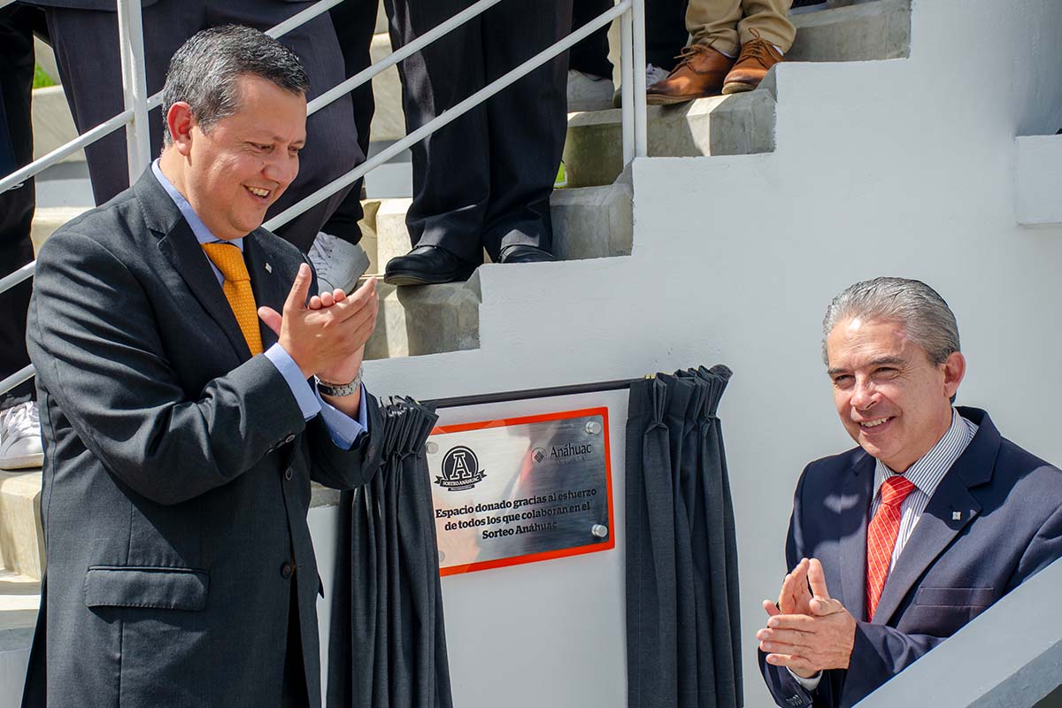 4 / 5 - Develación de la placa por el Mtro. José Luis Arenas Delgado y el Dr. Luis Linares Romero.