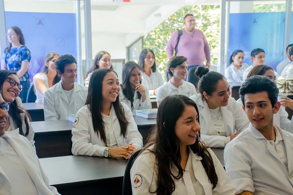 4 / 6 - Alumnos de la Escuela de Medicina.