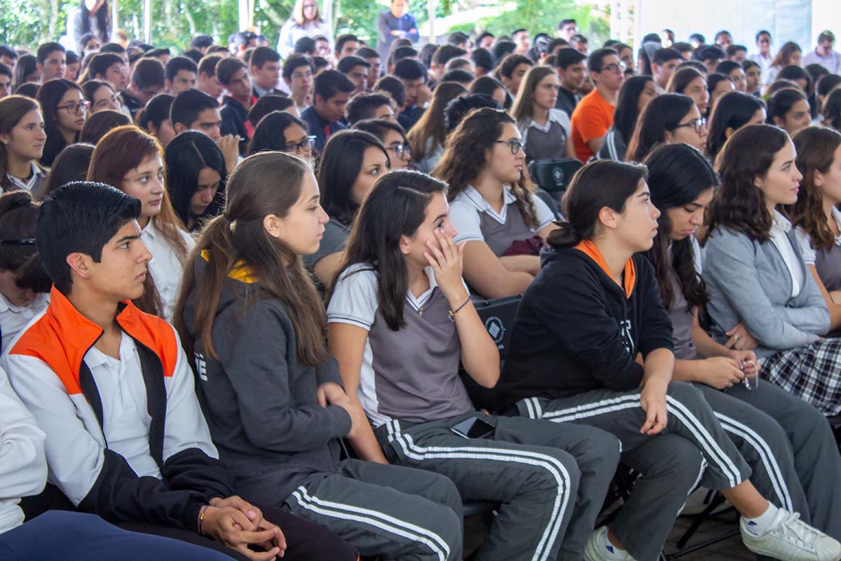 2 / 7 - Alumnos de Prepa Anáhuac participan en el taller y conferencias.