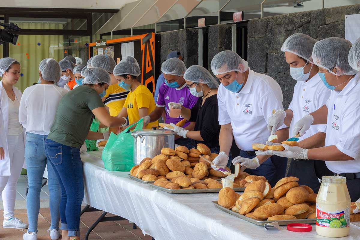 2 / 10 - Alumnos de universidad trabajando codo a codo con la brigada de Asadero Cien.