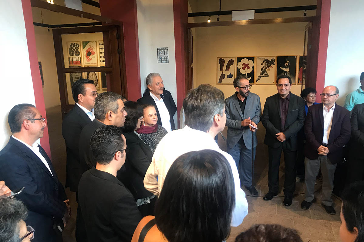 2 / 5 - Asistentes a la inauguración de la exposición.