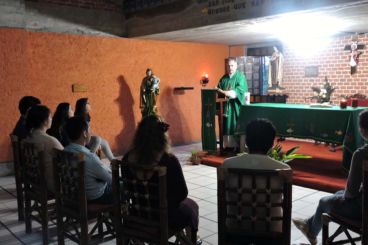 2 / 3 - Celebración Eucarística presidida por el P. Guillermo Romo L.C.