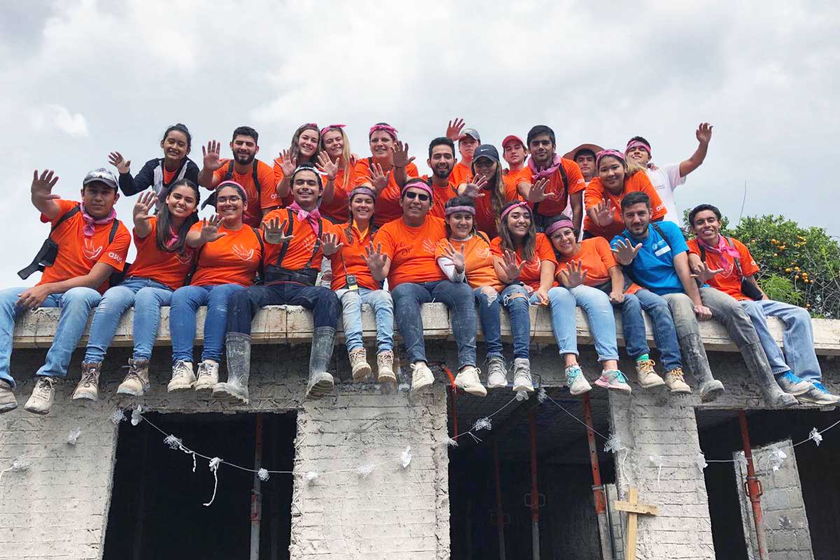 6 / 8 - Los voluntarios inundaron la comunidad de alegría y calor humano.