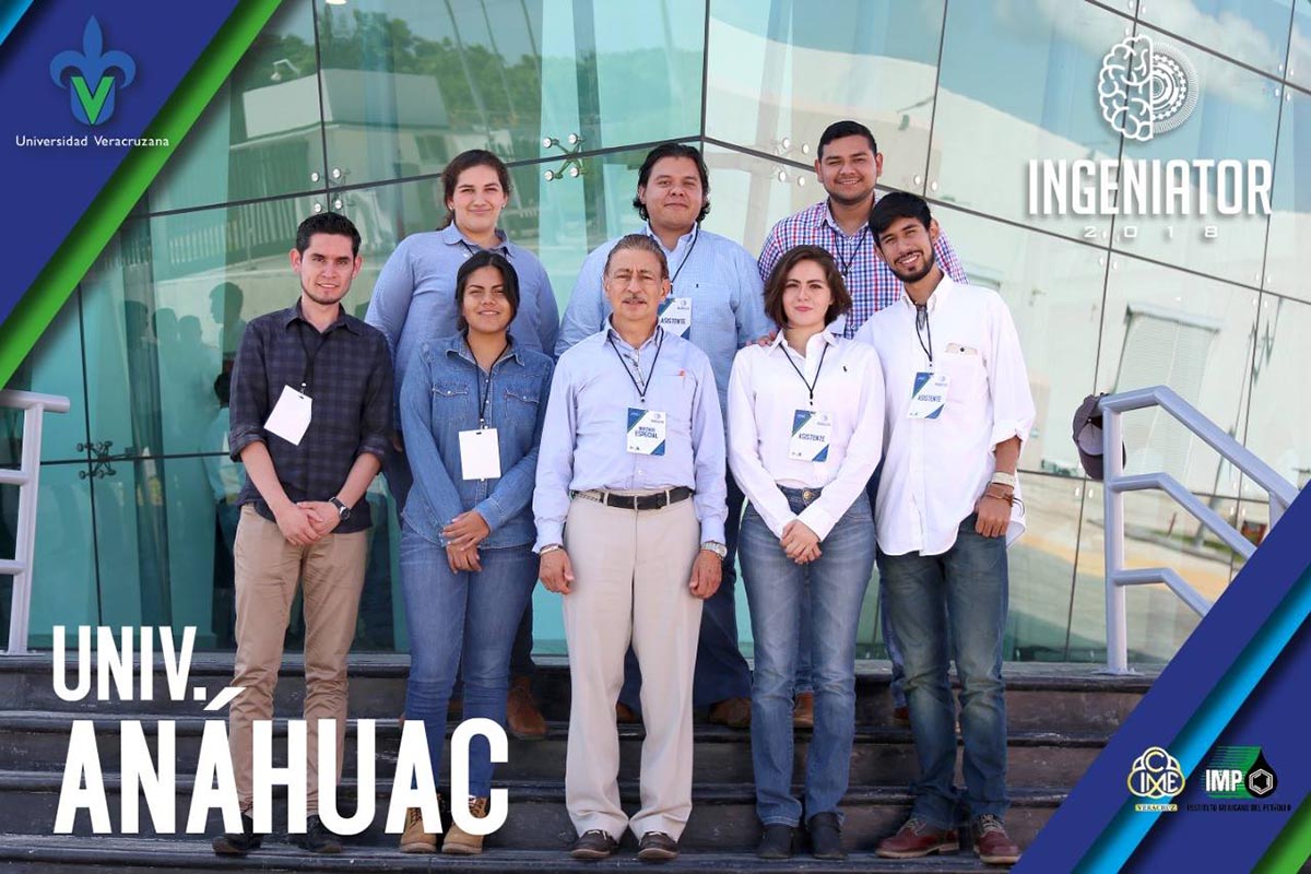 1 / 3 - Alumnos de la Escuela de Ingeniería acompañados por el Mtro. Carlos Alcántara Alba.