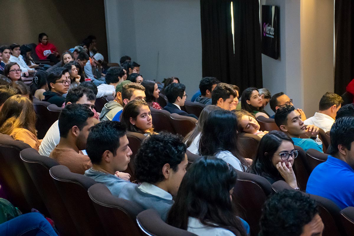 2 / 4 - Más de 200 alumnos de diversas carreras presentes en la plática.