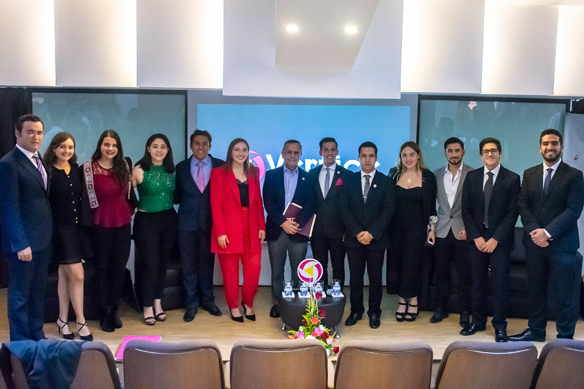 4 / 4 - Integrantes de Grupo Vértice con el Dr. Alfredo Chedraui Obeso.