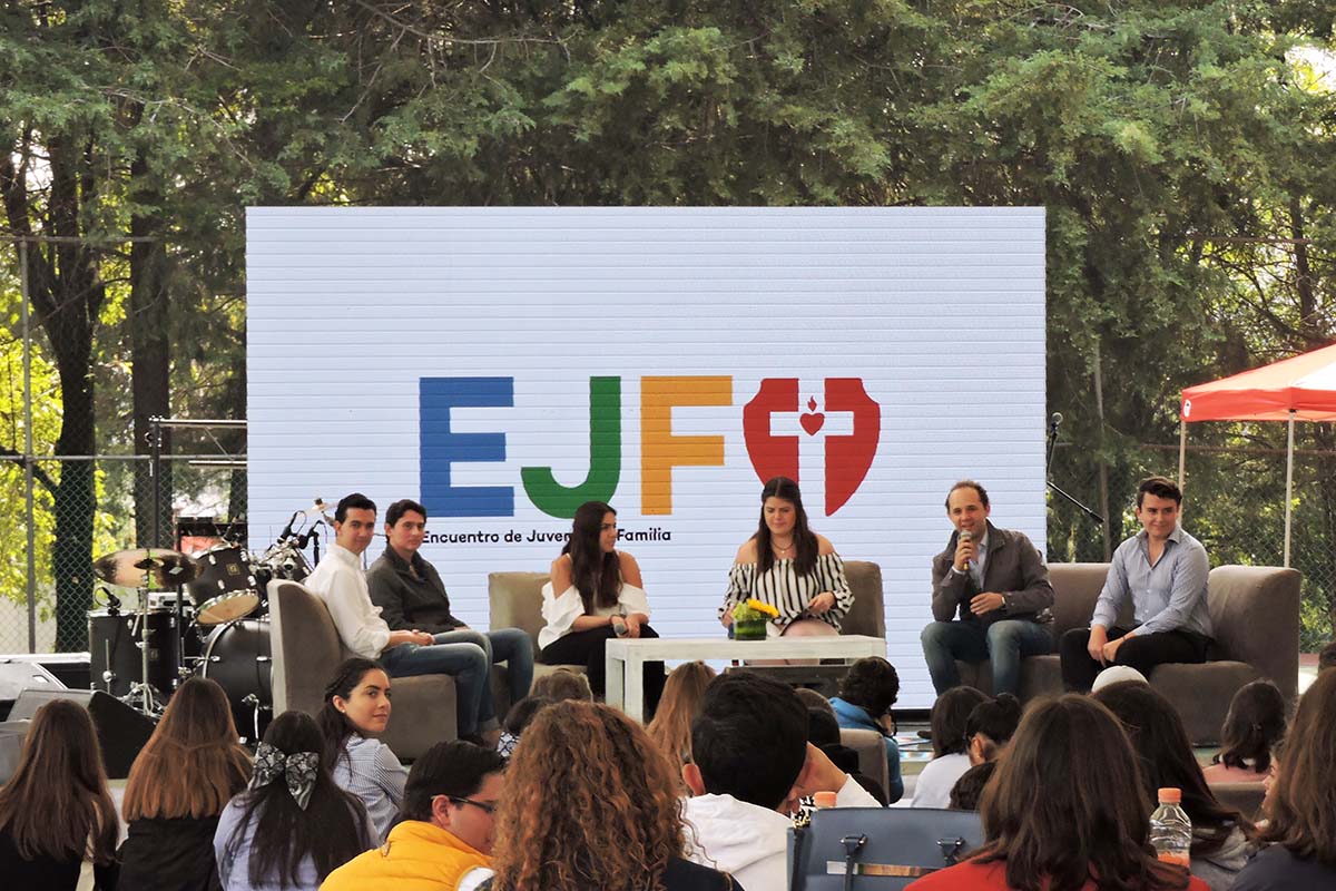 1 / 6 - Los participantes disfrutaron de conferencias magistrales.