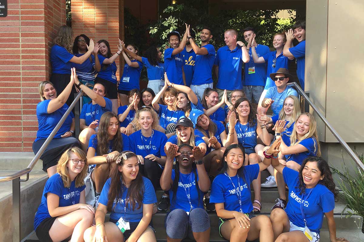 2 / 3 - Staff del campamento que tuvo sede en UCLA.