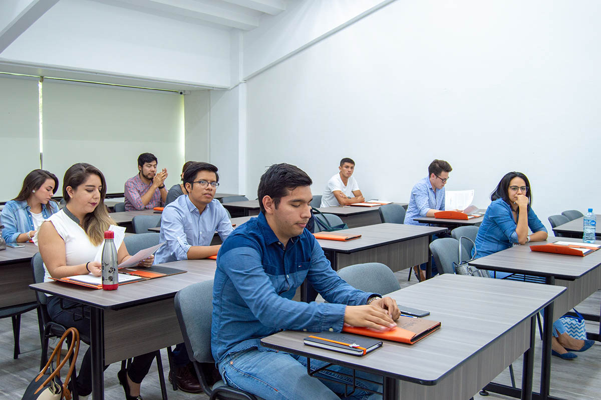 3 / 4 - Primera sesión de clases para los nuevos alumnos.