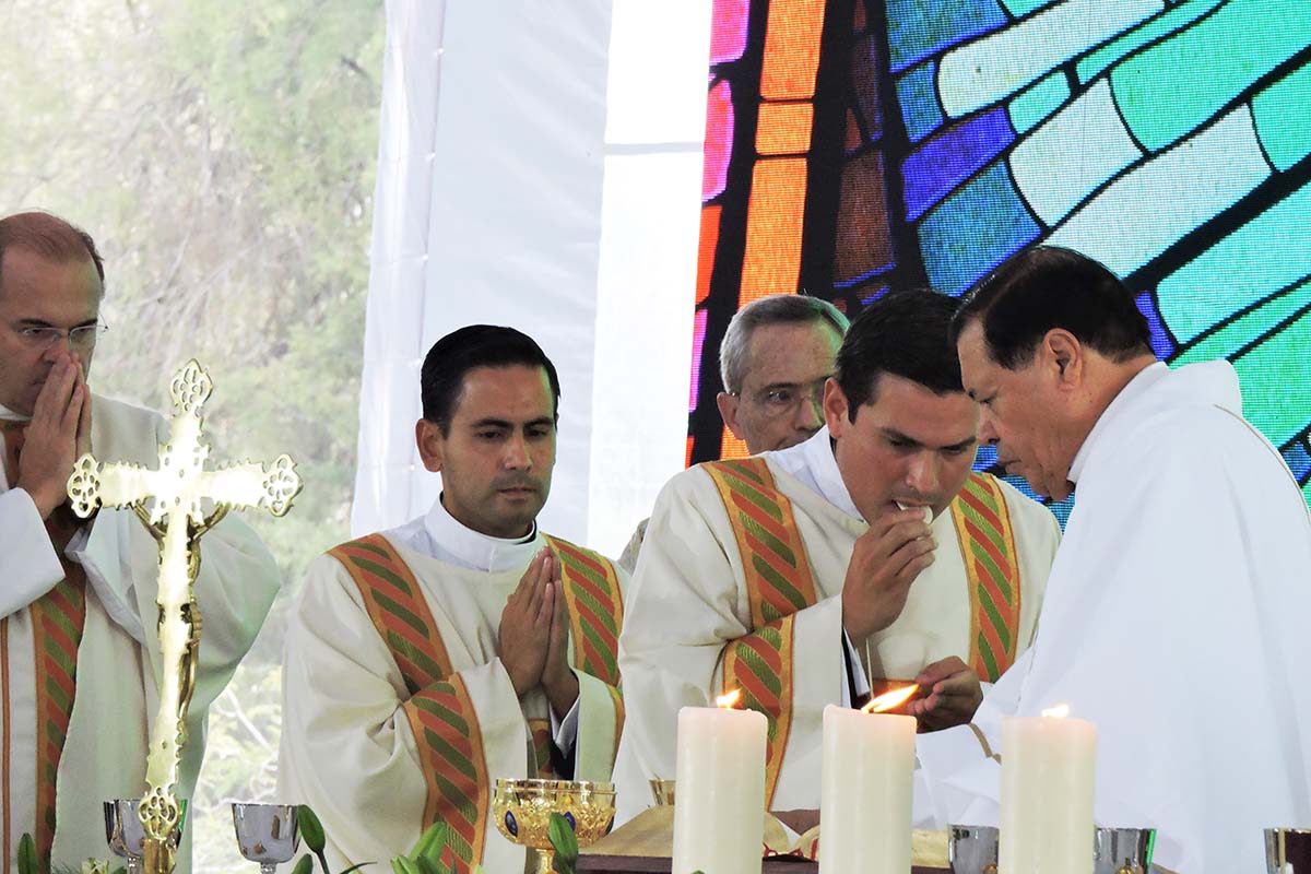 4 / 4 - Recibieron la ordenación diaconal de manos del cardenal Norberto Rivera.