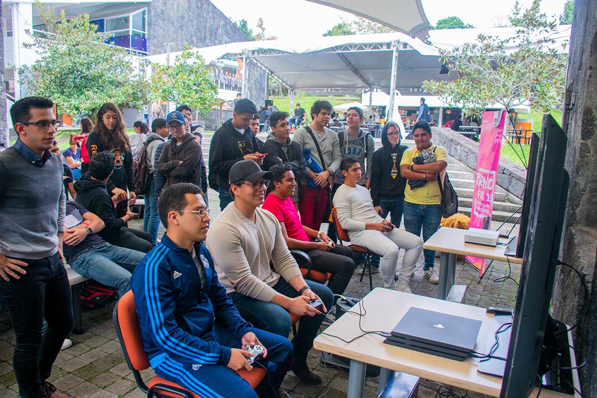 2 / 4 - Participaron más de cuarenta alumnos de todas las carreras.