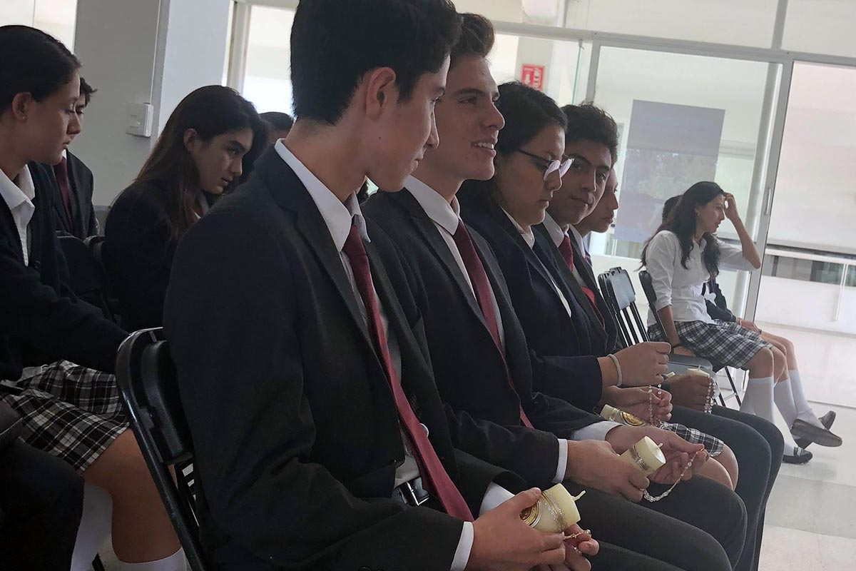 1 / 9 - Recibieron la Primera Comunión cinco alumnos de Bachillerato