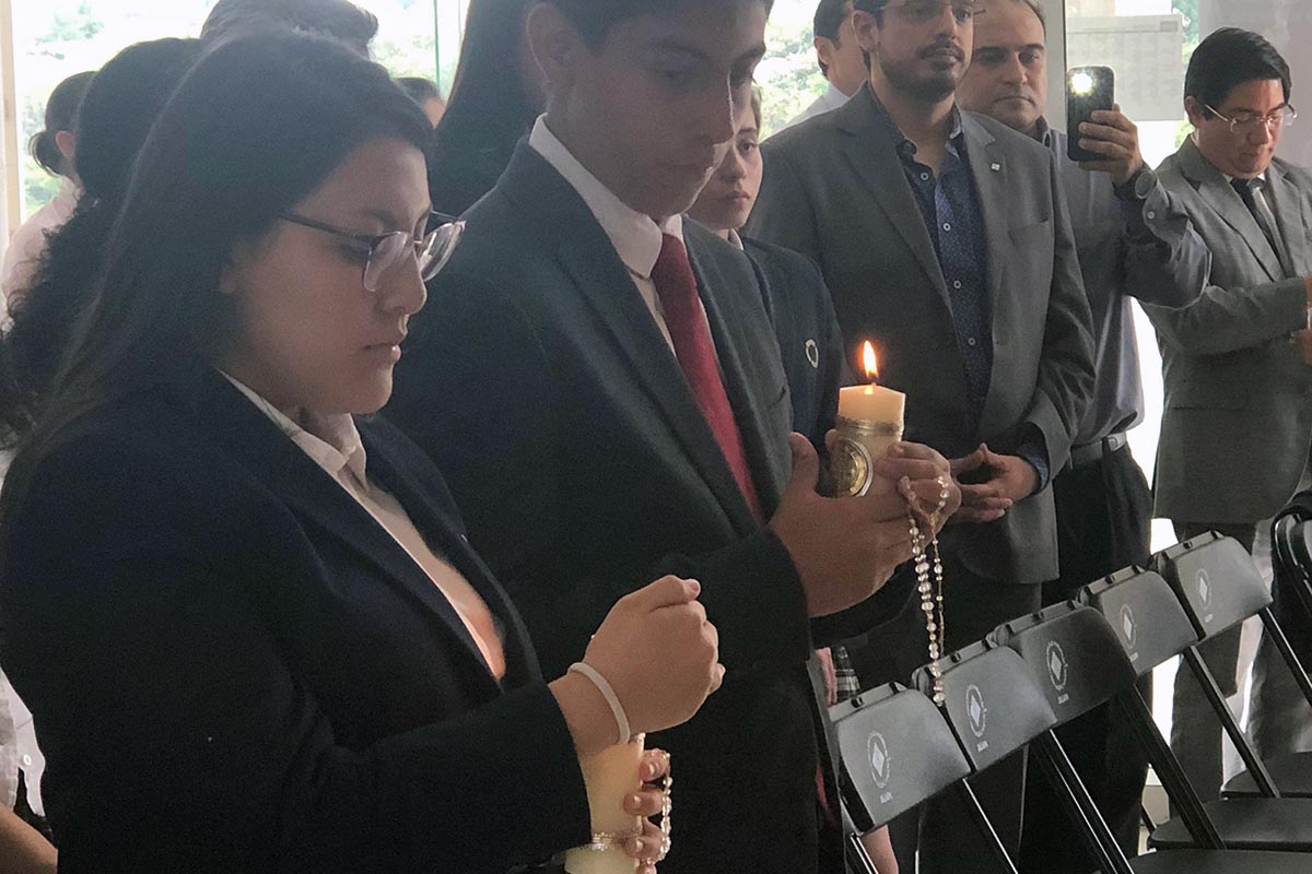 3 / 9 - Recibieron la Primera Comunión cinco alumnos de Bachillerato