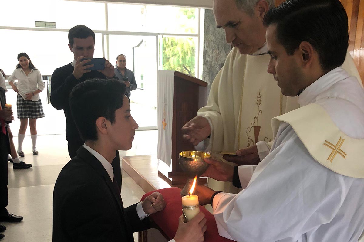 4 / 9 - Recibieron la Primera Comunión cinco alumnos de Bachillerato