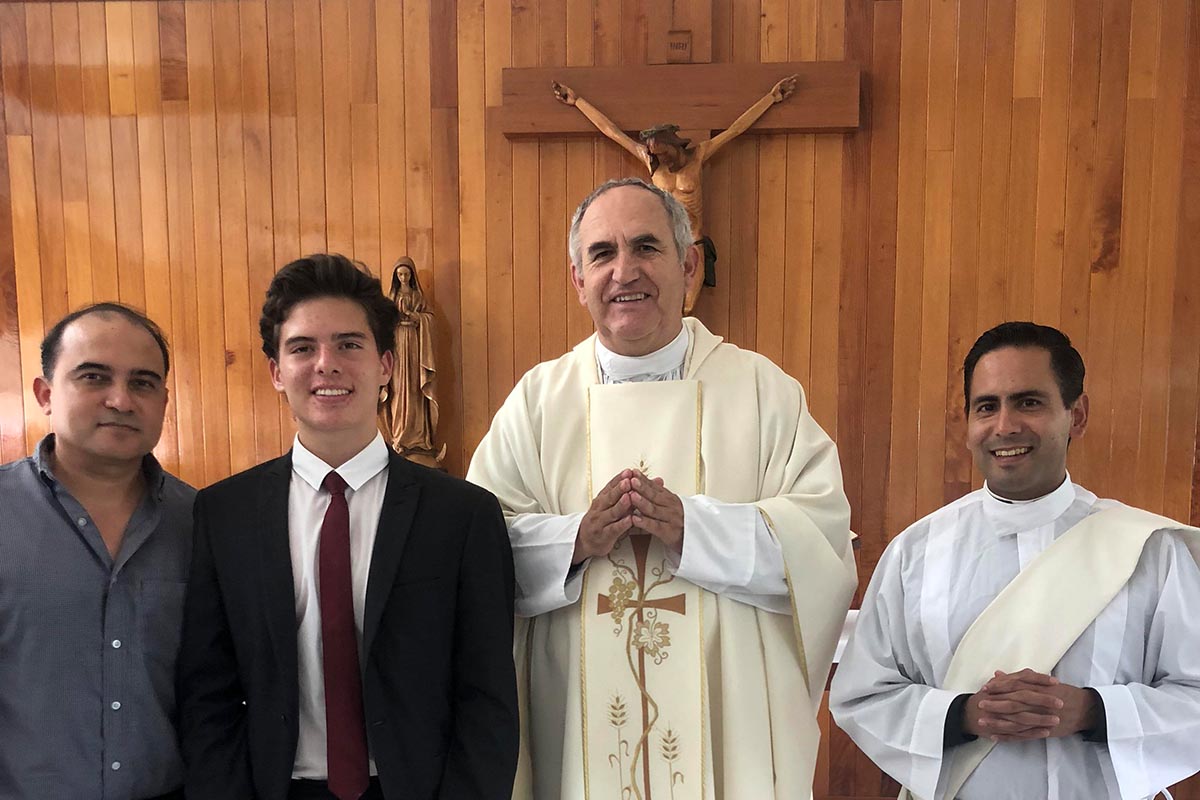 7 / 9 - Recibieron la Primera Comunión cinco alumnos de Bachillerato