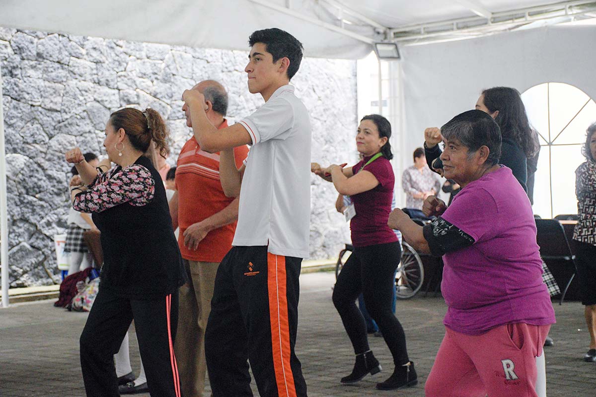 2 / 11 - El Taller de Danza impartió una clase de danzón.