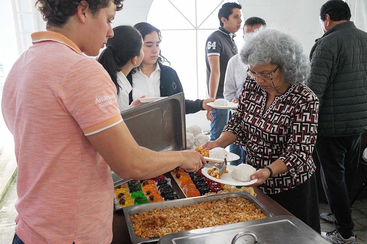 6 / 11 - Los miembros del grupo ASUA prepararon los alimentos.