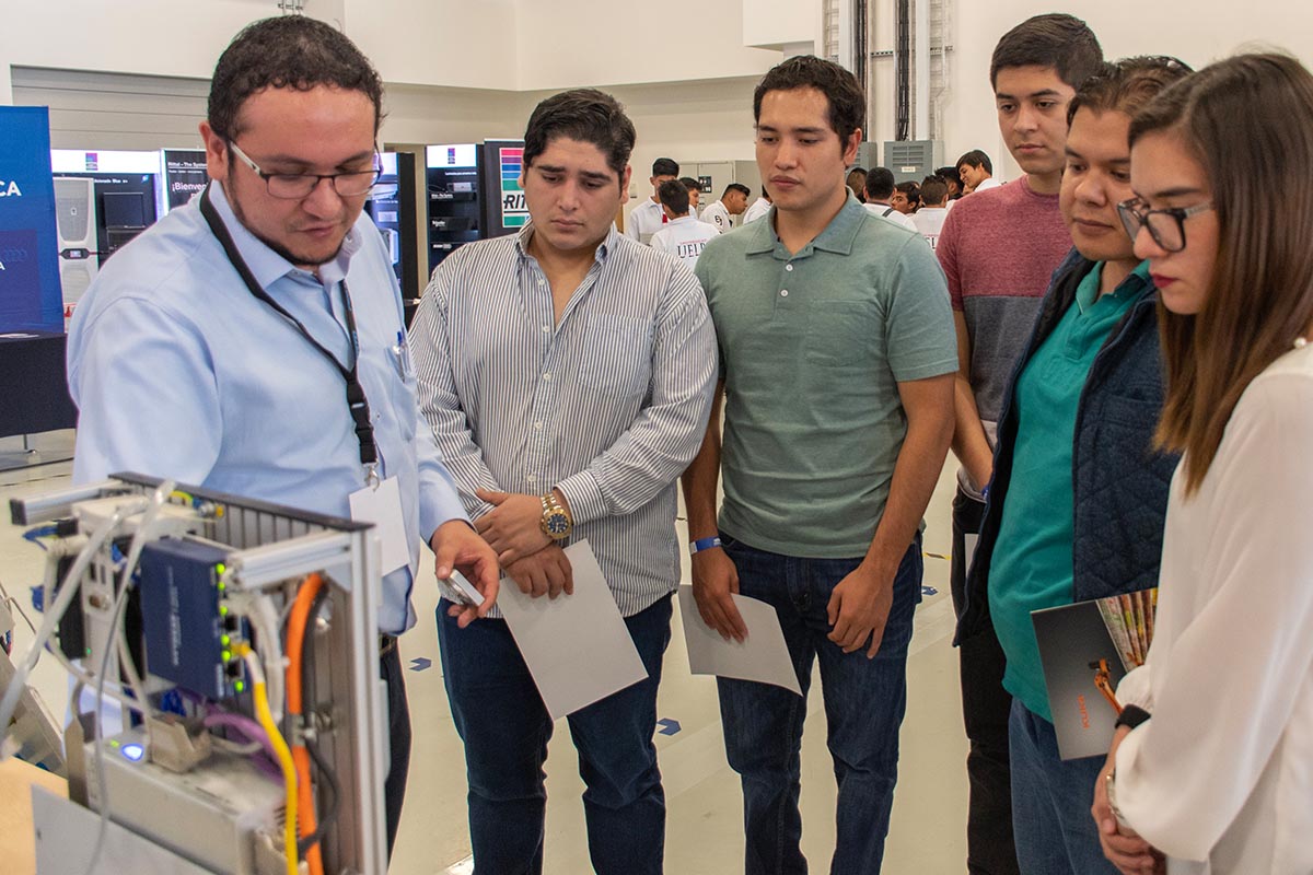 2 / 8 - Stands de los proveedores más importantes de la industria automotriz.