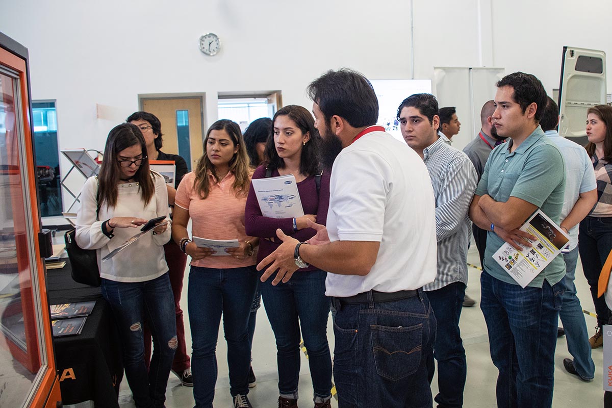 5 / 8 - Stands de los proveedores más importantes de la industria automotriz.