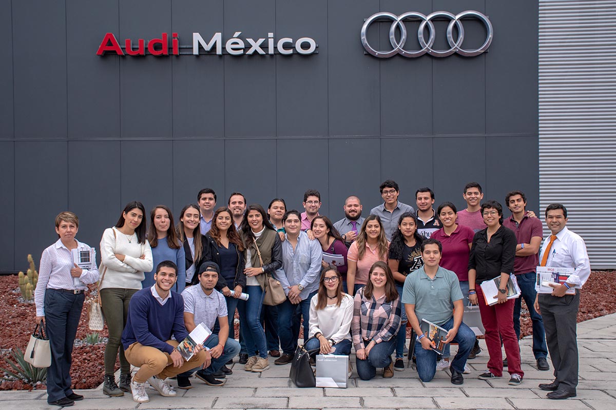 7 / 8 - Alumnos y profesores de la Escuela de Ingeniería.