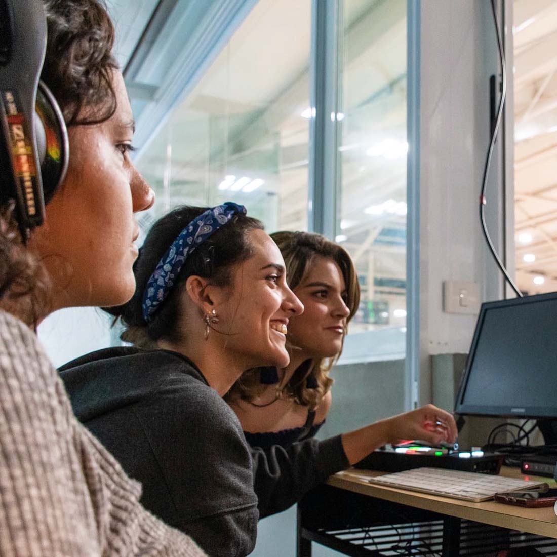 2 / 6 - Alumnos de la Escuela de Comunicación transmiten en vivo los partidos de ABE