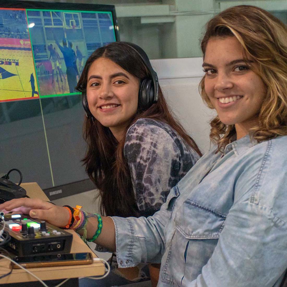 5 / 6 - Alumnos de la Escuela de Comunicación transmiten en vivo los partidos de ABE